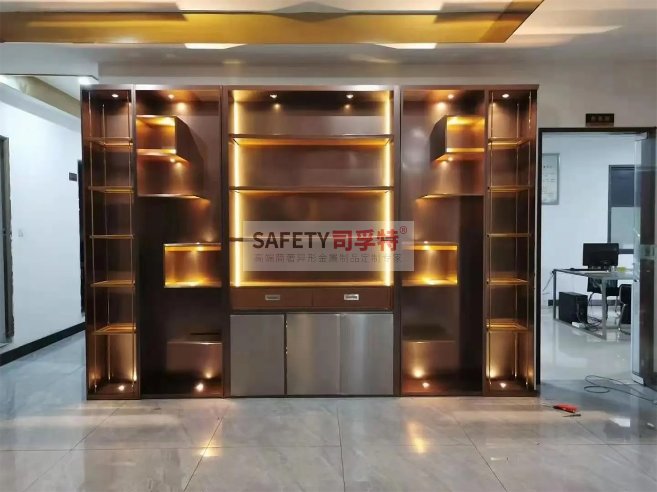 不銹鋼酒柜款式多樣,美觀時尚,經(jīng)久耐用(圖2) 不銹鋼酒柜款式多樣,美觀時尚,經(jīng)久耐用(圖2)