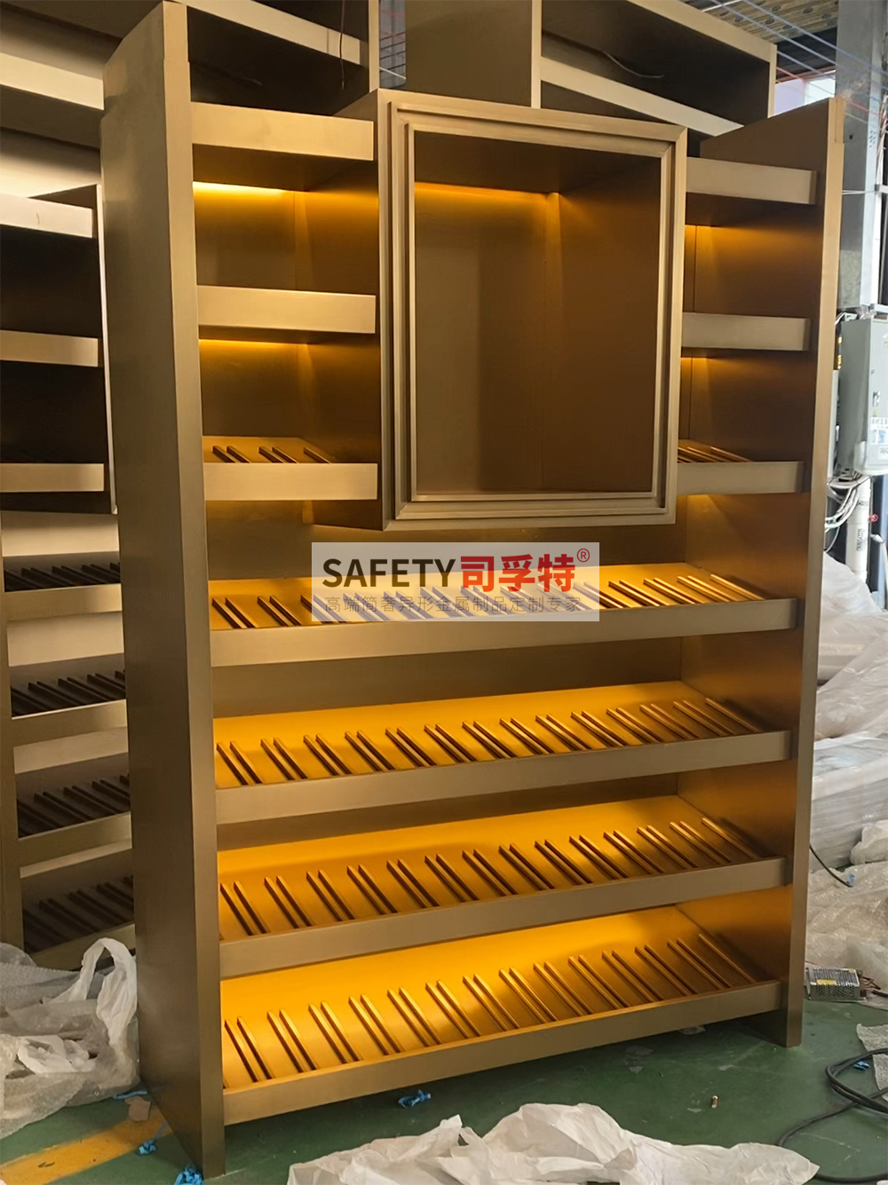 不銹鋼酒柜作用大嗎?小家庭裝修能不能裝(圖1) 不銹鋼酒柜作用大嗎?小家庭裝修能不能裝(圖1)