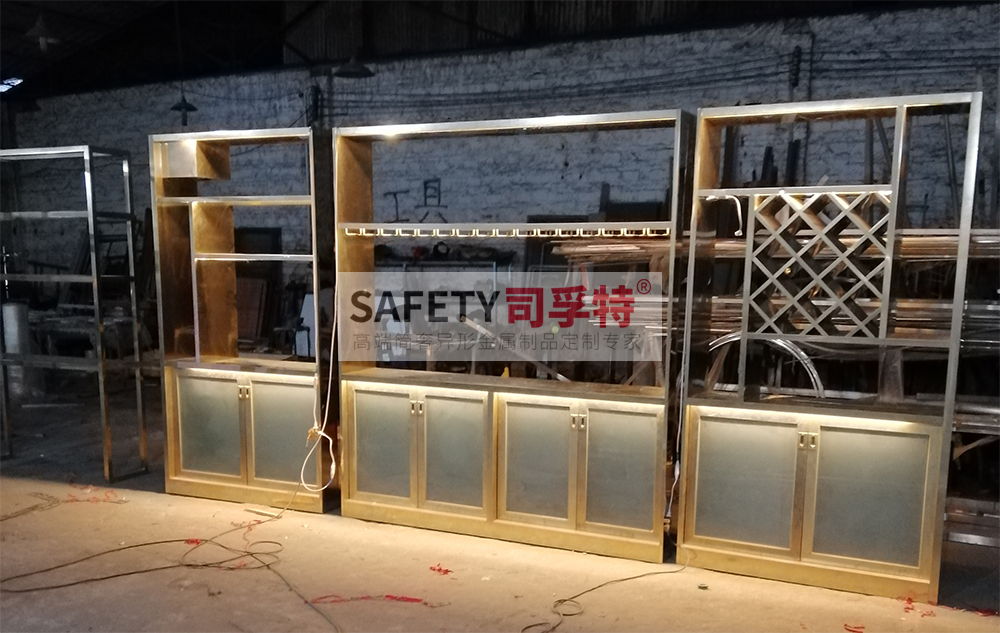 不銹鋼酒柜作用大嗎?小家庭裝修能不能裝(圖2) 不銹鋼酒柜作用大嗎?小家庭裝修能不能裝(圖2)