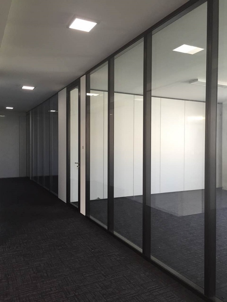 防火幕墻型材該怎么選擇 長(zhǎng)期以來，建筑物的火災(zāi)時(shí)常發(fā)生，建筑物防火一直都是設(shè)計(jì)師注重的要點(diǎn)，特別是外裝飾幕墻防火，關(guān)乎著逃生，阻止火勢(shì)蔓的重要防線。防火幕墻也隨之應(yīng)運(yùn)而生。那么，防火幕墻的最重要部分—(圖5)